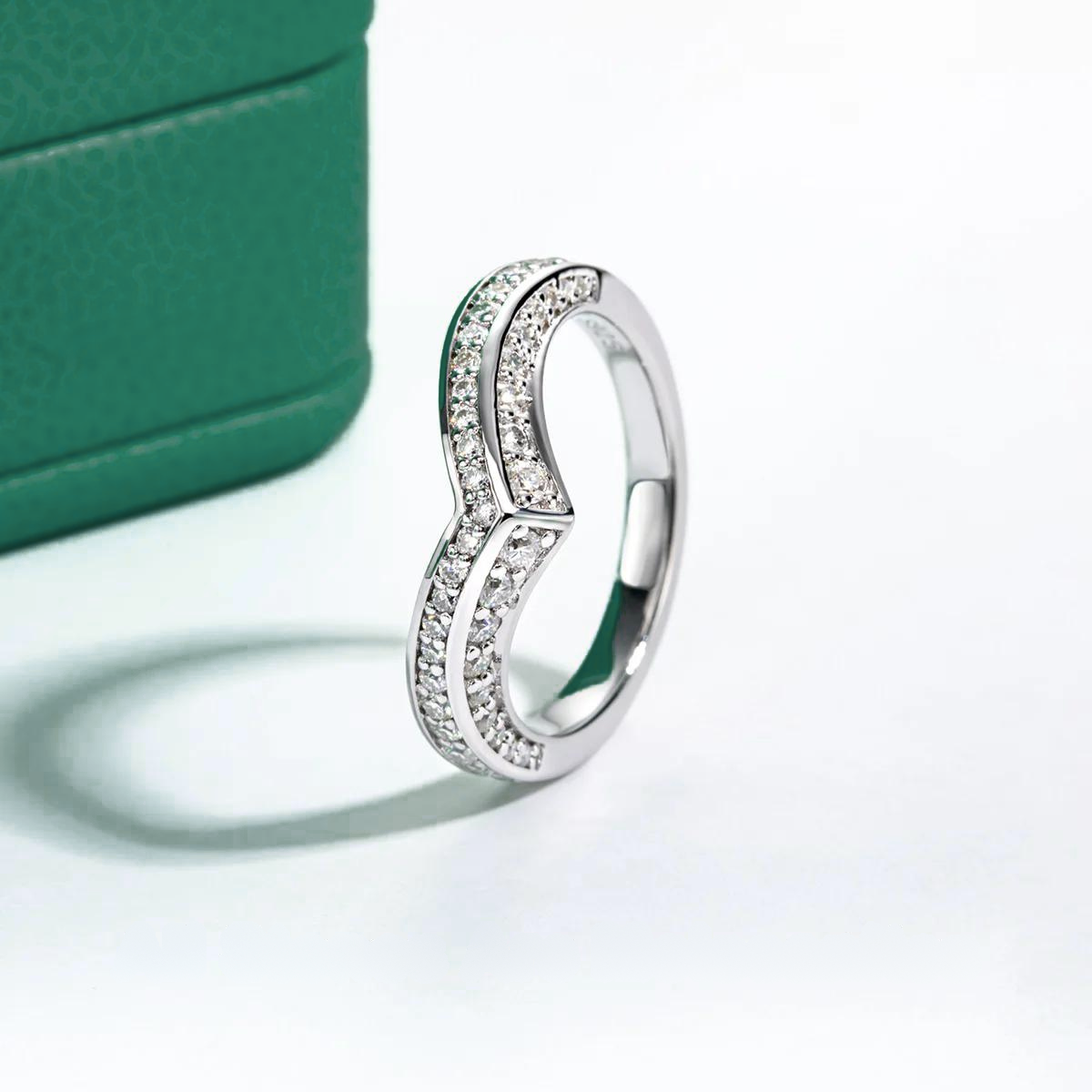 Meia Aliança V Design com Moissanite – Ouro Branco 18k