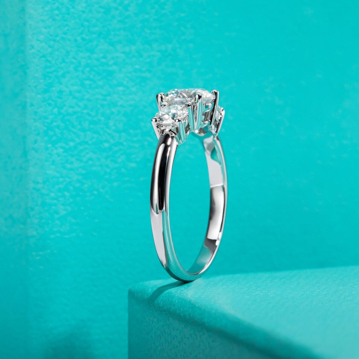 Anel Triplo Brilho com Moissanite – Elegância e Luminosidade