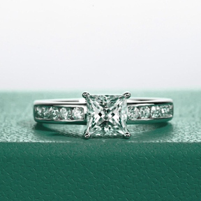 Anel Solitário Princess com Moissanite – Ouro Branco 18k
