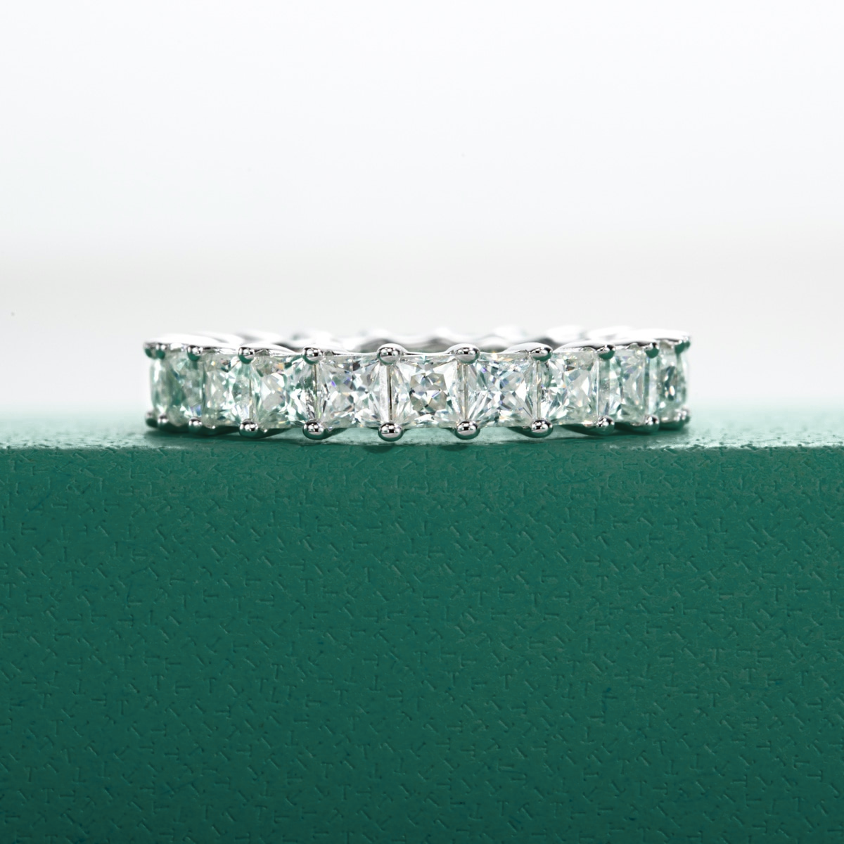 Aliança Duchess com Moissanite – Ouro Branco 18k