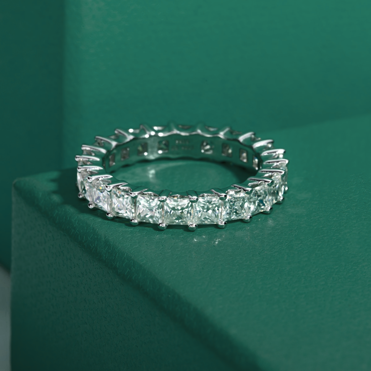 Aliança Duchess com Moissanite – Ouro Branco 18k