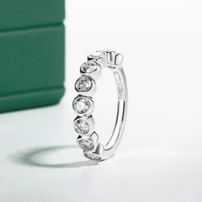 Anel Meia Aliança Eternity com Moissanites – Ouro Branco 18k