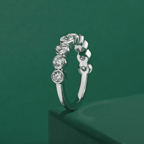Anel Meia Aliança Eternity com Moissanites – Ouro Branco 18k
