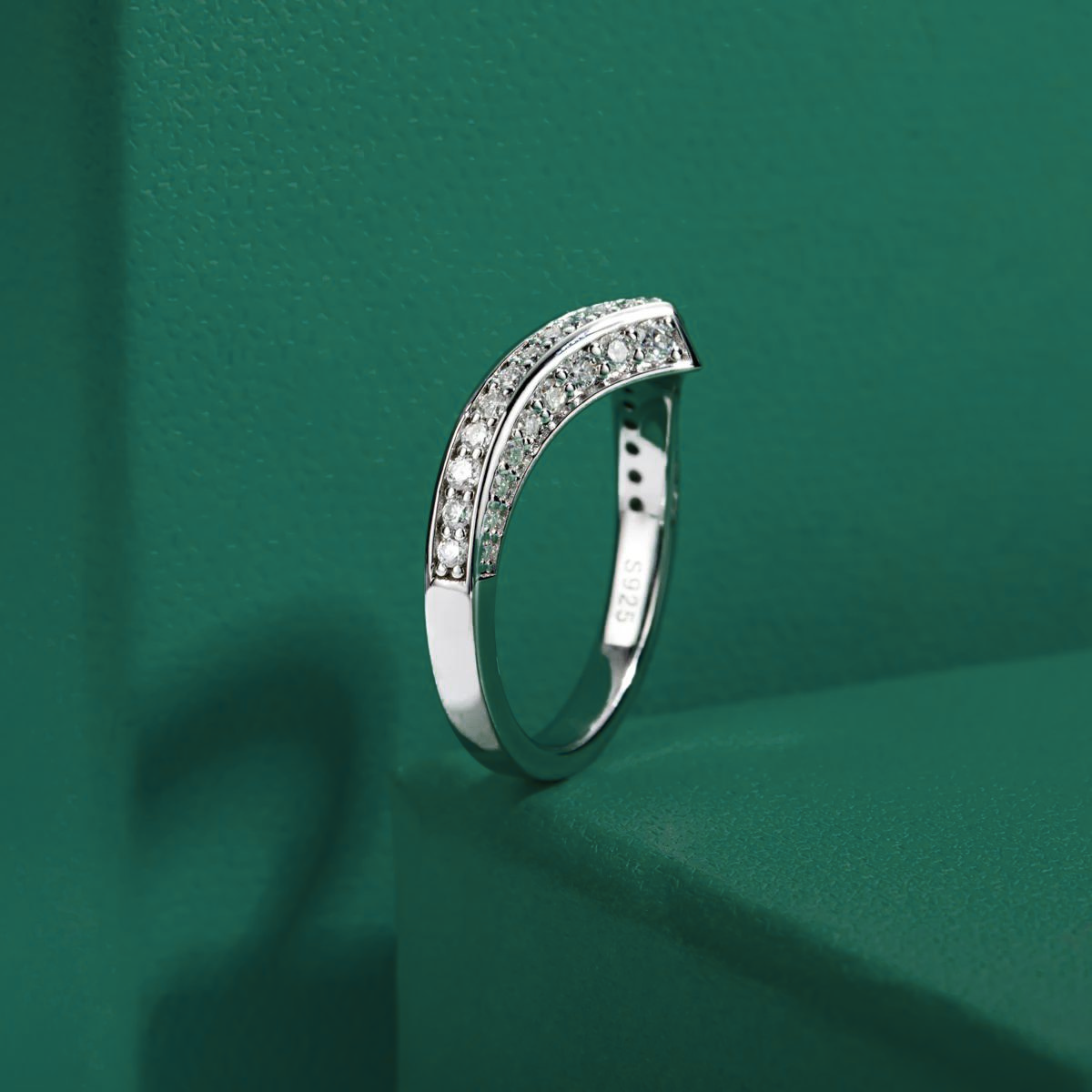 Meia Aliança V Design com Moissanite – Ouro Branco 18k