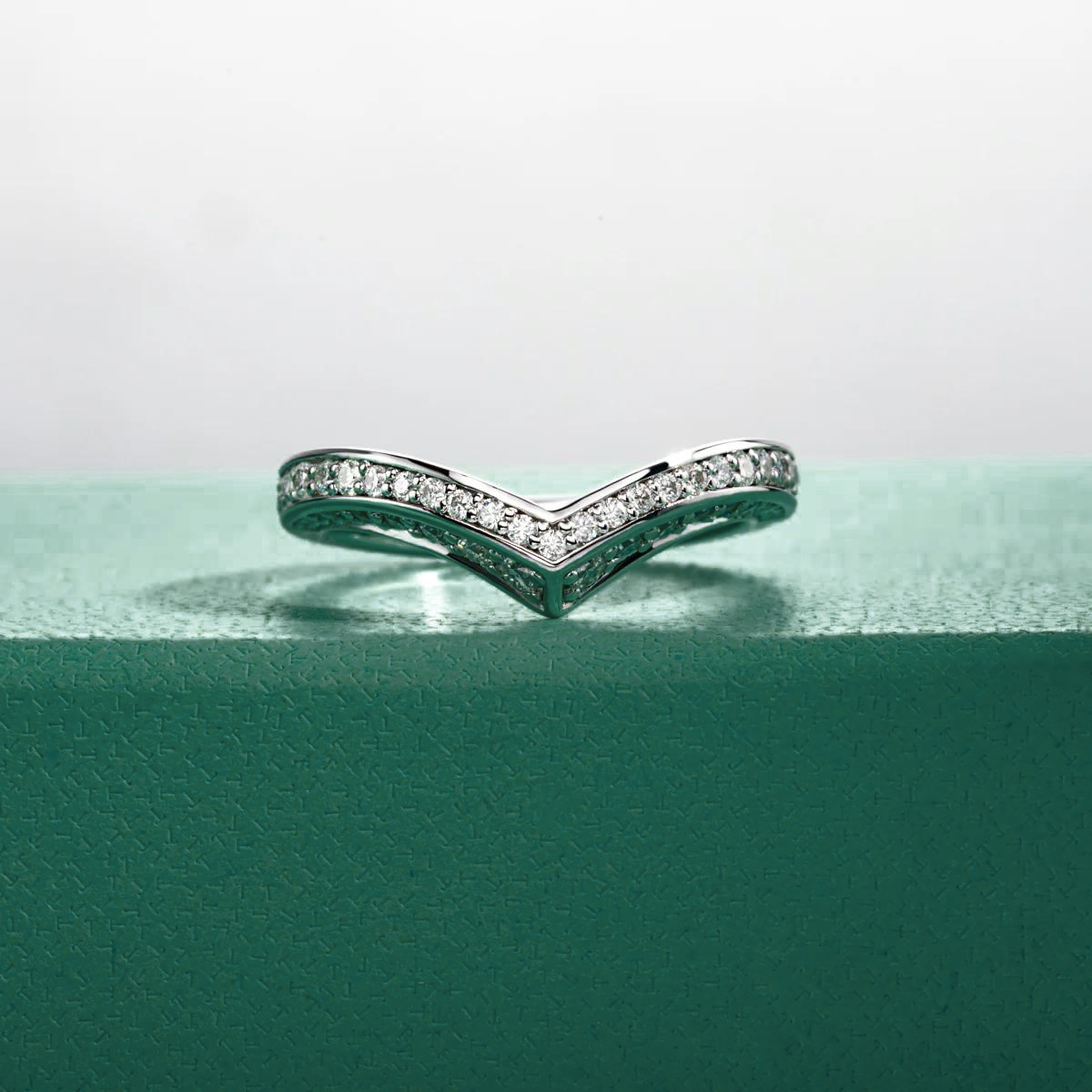 Meia Aliança V Design com Moissanite – Ouro Branco 18k