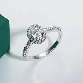 Anel Oval Halo com Moissanite – Ouro Branco 18k