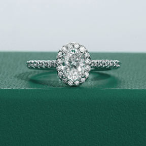 Anel Oval Halo com Moissanite – Ouro Branco 18k