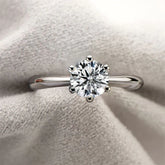 Anel Solitário com Moissanite Brilhante – Prata 925