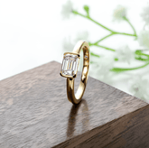 Anel Soft Esmeralda com Moissanite – Ouro Amarelo 18k
