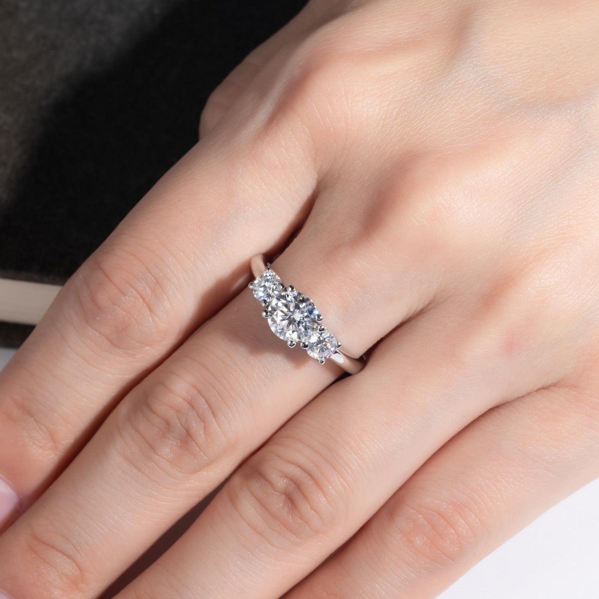Anel Triplo Brilho com Moissanite – Elegância e Luminosidade