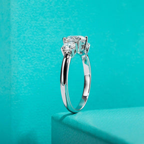 Anel Triplo Brilho com Moissanite – Elegância e Luminosidade