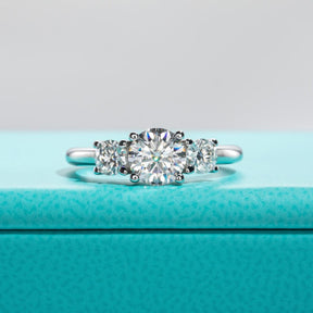Anel Triplo Brilho com Moissanite – Elegância e Luminosidade