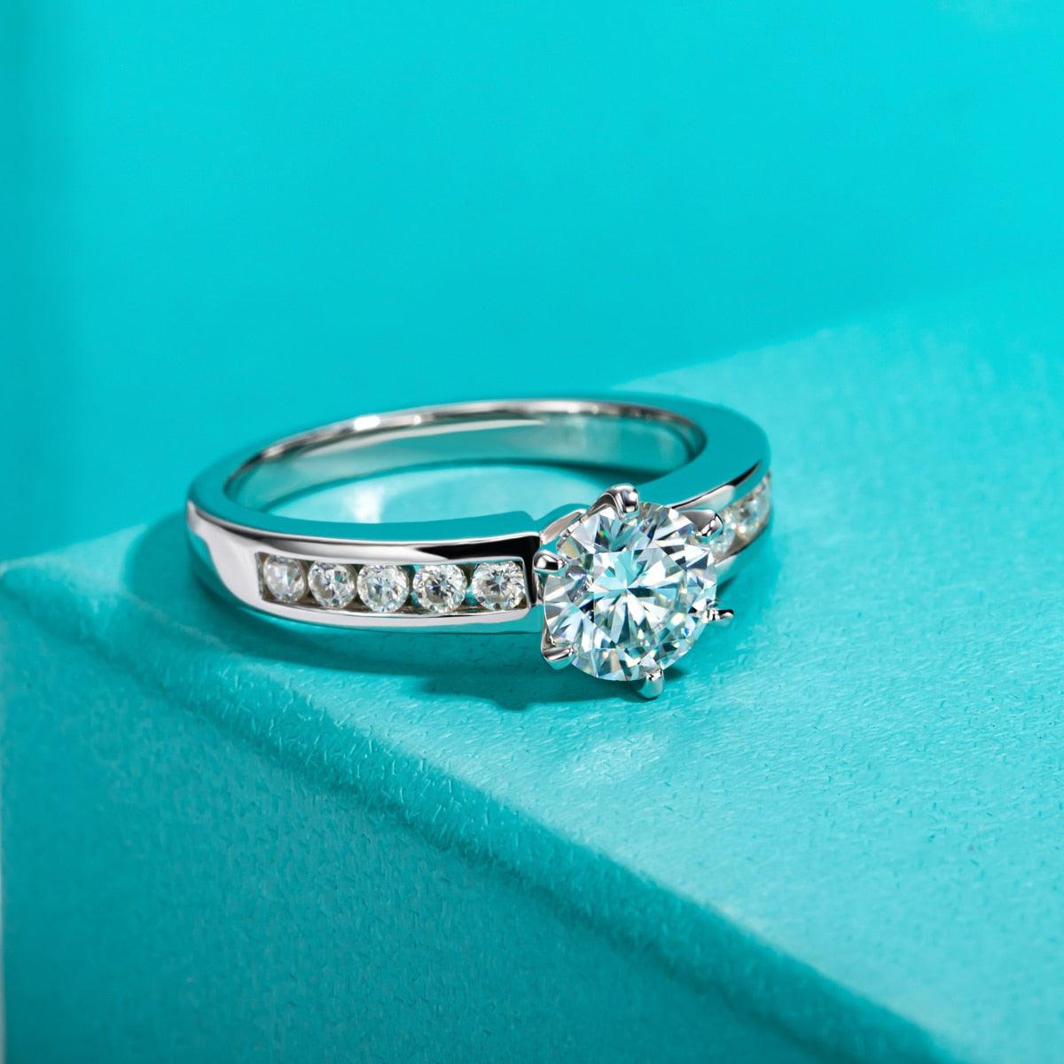 Anel Fairy Cravejado com Moissanite – Ouro Branco 18k