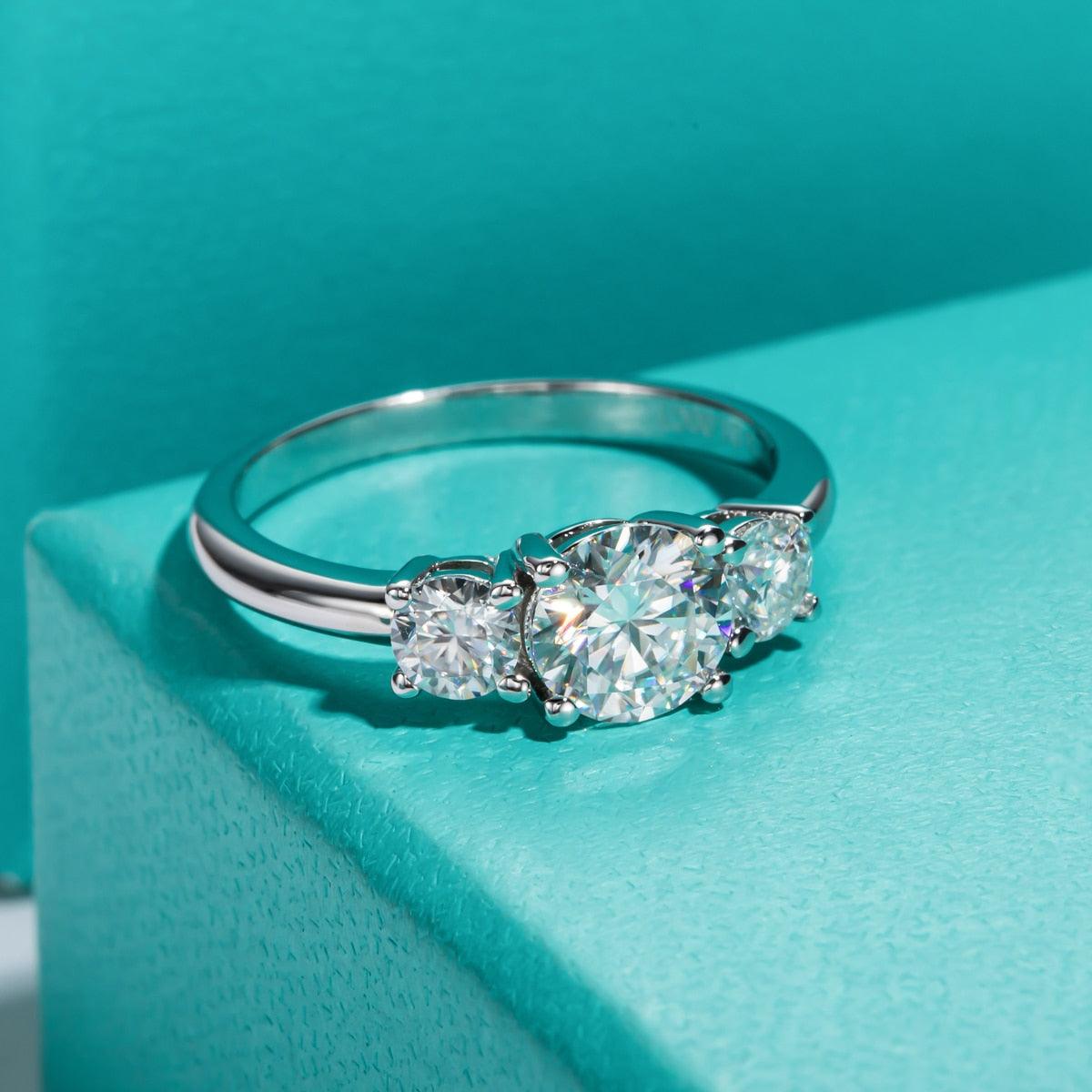 Anel Triplo Brilho com Moissanite – Elegância e Luminosidade