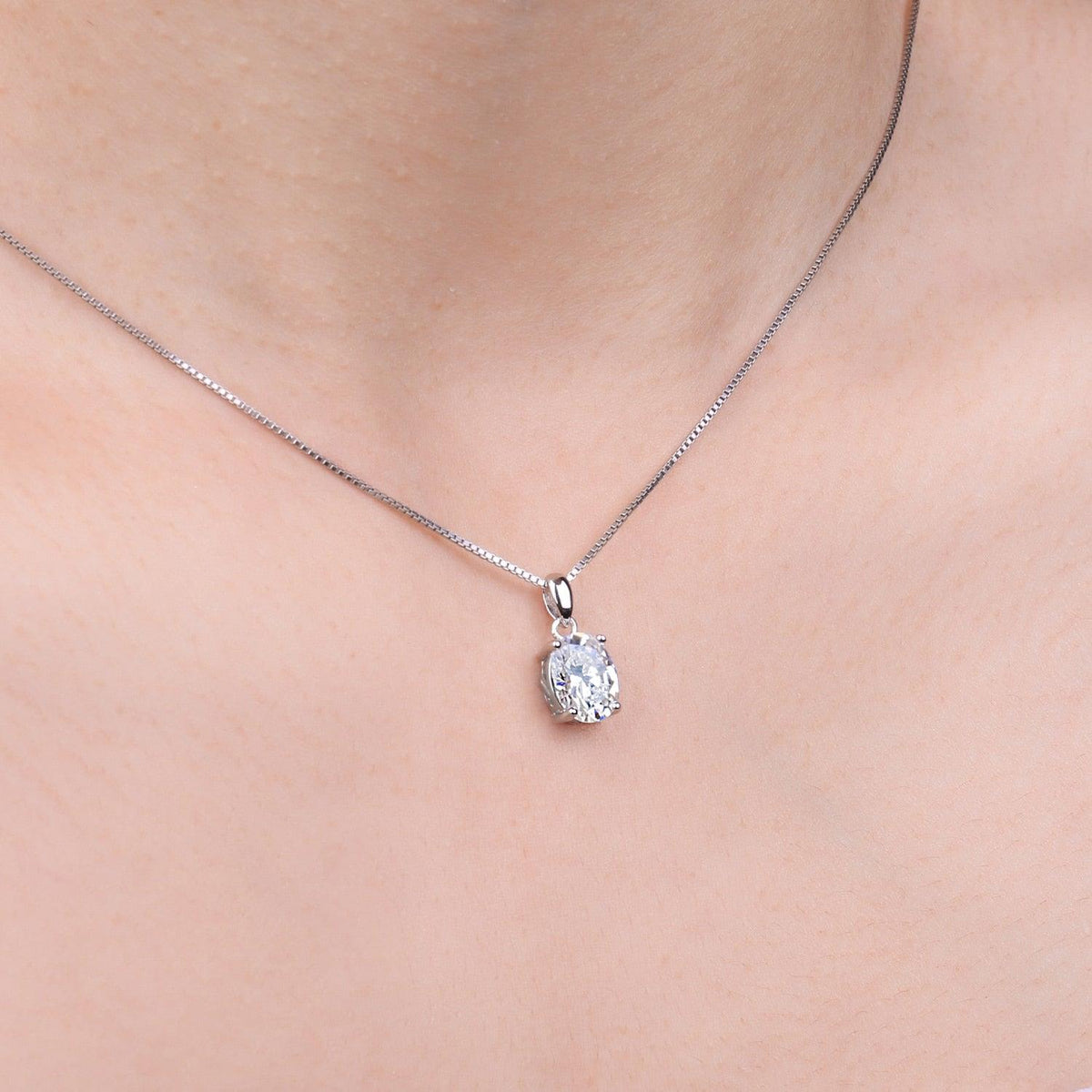 Colar Oval com Moissanite – 4 Garras em Ouro Branco 18k