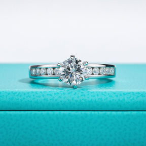 Anel Fairy Cravejado com Moissanite – Ouro Branco 18k