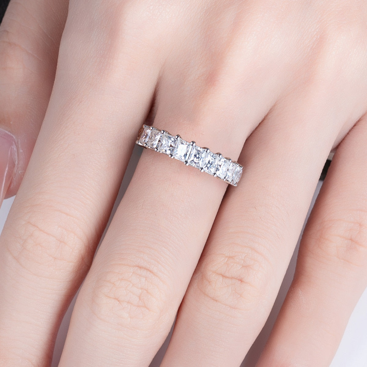 Aliança Duchess com Moissanite – Ouro Branco 18k