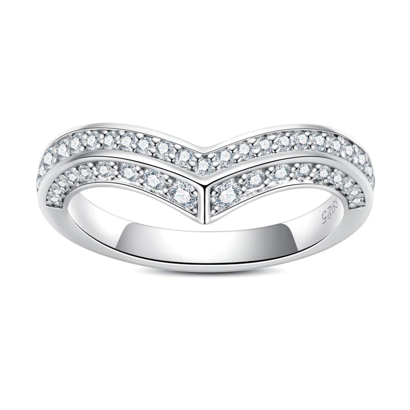 Meia Aliança V Design com Moissanite – Ouro Branco 18k